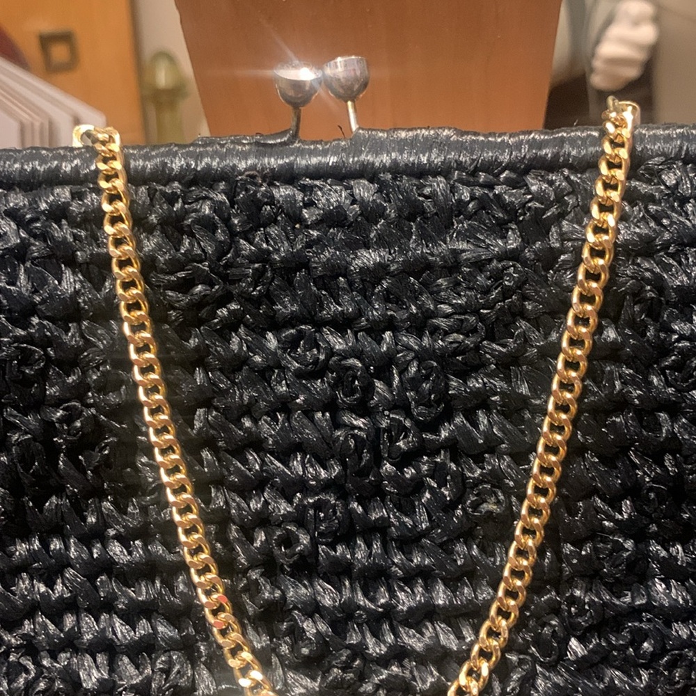 60’s BLACK STRAW RATTAN CROCHETED PURSE CLUTCH HANDBAG WITH GOLD CHAIN H… - Picture 2 of 13